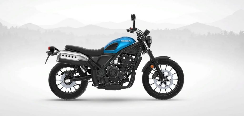 Honda Motorrad CL 500 (Scrambler) im Mittelpunkt einer Nebeligen Landschaft