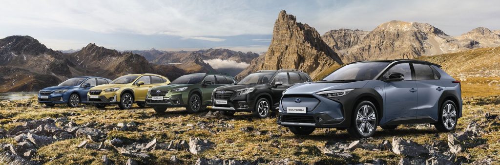 Subaru Flotte vor Atemberaubender Gebirgslandschaft Subaru Flotte vor Atemberaubender Gebirgslandschaft